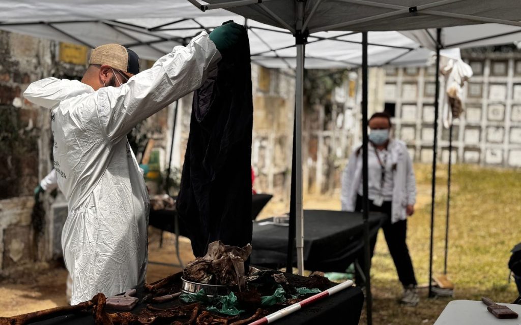 Con la esperanza de dar respuesta a más de 17.000 solicitudes de familias en el nororiente colombiano, la Unidad de Búsqueda de Personas Dadas por Desaparecidas (UBPD) comenzó una nueva fase de intervenciones en los cementerios de Barrancabermeja, Bucaramanga y Cúcuta, en donde cerca de diez equipos forenses intervienen fosas en tierra y bóvedas para recuperar cuerpos asociados al conflicto armado.