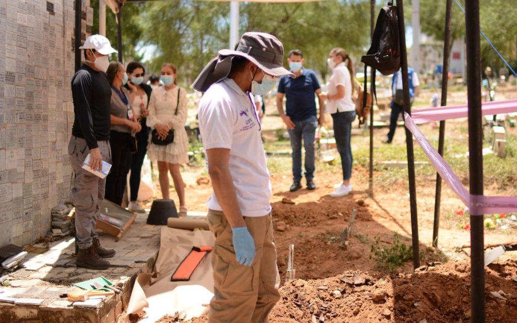 Con la esperanza de dar respuesta a más de 17.000 solicitudes de familias en el nororiente colombiano, la Unidad de Búsqueda de Personas Dadas por Desaparecidas (UBPD) comenzó una nueva fase de intervenciones en los cementerios de Barrancabermeja, Bucaramanga y Cúcuta, en donde cerca de diez equipos forenses intervienen fosas en tierra y bóvedas para recuperar cuerpos asociados al conflicto armado.