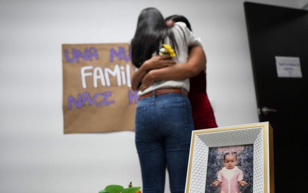 En 2001, en la zona alta del sur de Bolívar y en medio de hechos asociados al conflicto armado, una niña de dos años fue separada de su madre biológica y entregada al cuidado de terceros. Desde entonces, la incertidumbre fue su única compañía: ninguna llamada, ningún rastro, ningún indicio de su paradero.