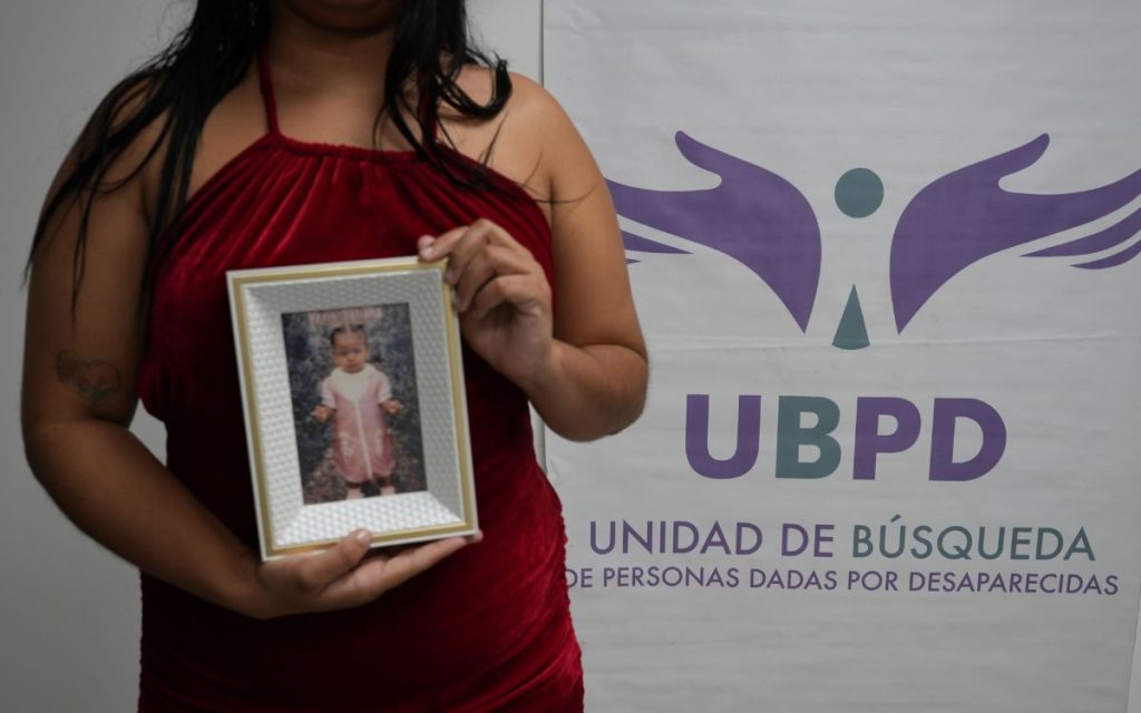 En 2001, en la zona alta del sur de Bolívar y en medio de hechos asociados al conflicto armado, una niña de dos años fue separada de su madre biológica y entregada al cuidado de terceros. Desde entonces, la incertidumbre fue su única compañía: ninguna llamada, ningún rastro, ningún indicio de su paradero.