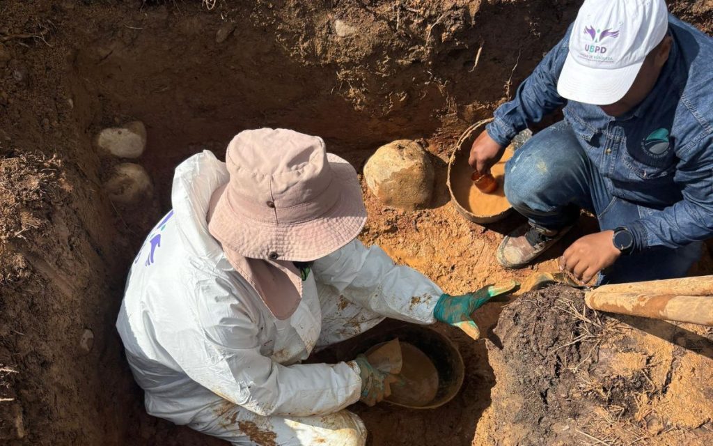 Más de 38 años completan dos familias buscando a los suyos. Han caminado y han acompañado, pero nunca han desistido de encontrar respuestas ante la desaparición de dos de sus seres queridos quienes en 1988 se enfrentaron a actores armados para evitar se despojados de la tierra.