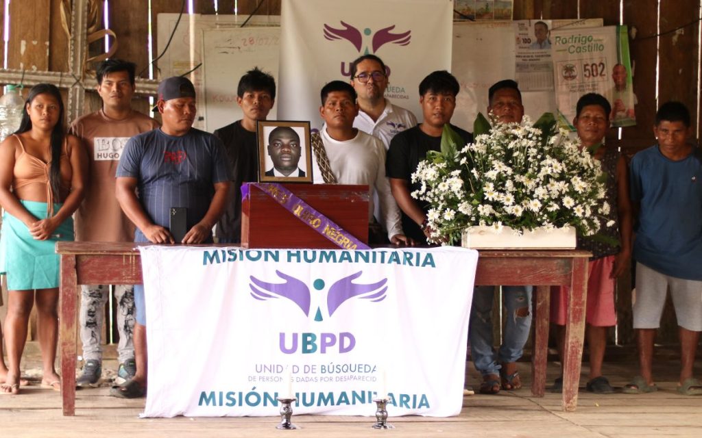 Desde su nacimiento, Andrés Quiro fue un niño diferente. Una sabedora y un médico tradicional de la etnia Wounaan Nonam lo integraron a su comunidad siendo él afrodescendiente y lo adoptaron como hijo propio. Andrés nació en Cali, pero creció a orillas del río Calima, en la zona rural de Buenaventura, en el resguardo de Santa Rosa de Guayacán.