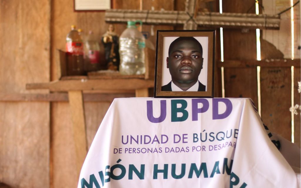 Desde su nacimiento, Andrés Quiro fue un niño diferente. Una sabedora y un médico tradicional de la etnia Wounaan Nonam lo integraron a su comunidad siendo él afrodescendiente y lo adoptaron como hijo propio. Andrés nació en Cali, pero creció a orillas del río Calima, en la zona rural de Buenaventura, en el resguardo de Santa Rosa de Guayacán.