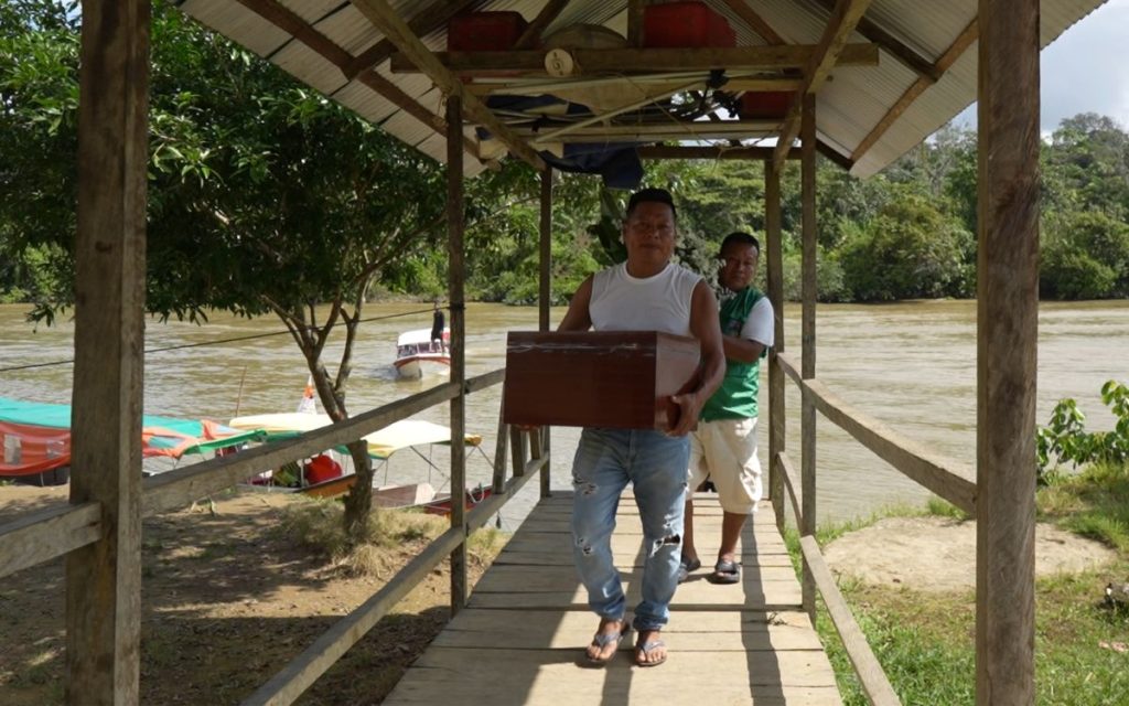 Desde su nacimiento, Andrés Quiro fue un niño diferente. Una sabedora y un médico tradicional de la etnia Wounaan Nonam lo integraron a su comunidad siendo él afrodescendiente y lo adoptaron como hijo propio. Andrés nació en Cali, pero creció a orillas del río Calima, en la zona rural de Buenaventura, en el resguardo de Santa Rosa de Guayacán.