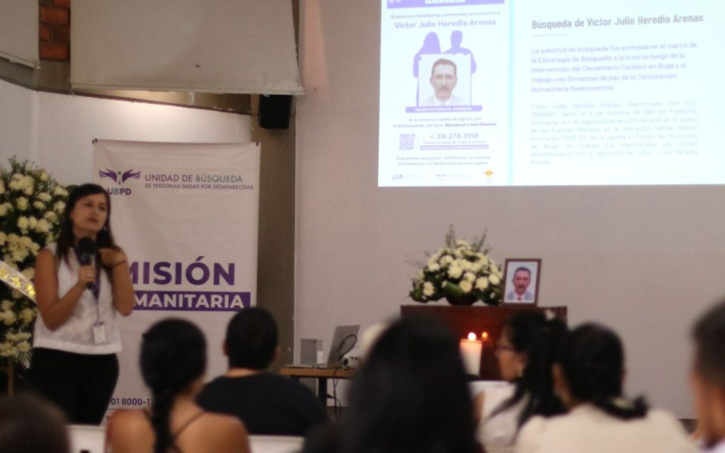 Un caso reciente es el de Víctor Julio Heredia, quien murió en medio de hostilidades en 2011 y fue inhumado en Buga. Su cuerpo esperó cerca de 15 años para ser reclamado. Por desconocimiento y temor, sus familiares se enteraron de que Victor Julio había sido hallado en Buga y esperaban su retorno para ser despedido por última vez.