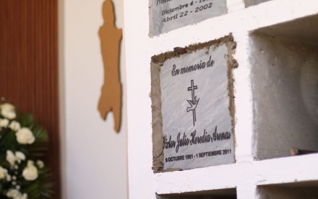 Un caso reciente es el de Víctor Julio Heredia, quien murió en medio de hostilidades en 2011 y fue inhumado en Buga. Su cuerpo esperó cerca de 15 años para ser reclamado. Por desconocimiento y temor, sus familiares se enteraron de que Victor Julio había sido hallado en Buga y esperaban su retorno para ser despedido por última vez.