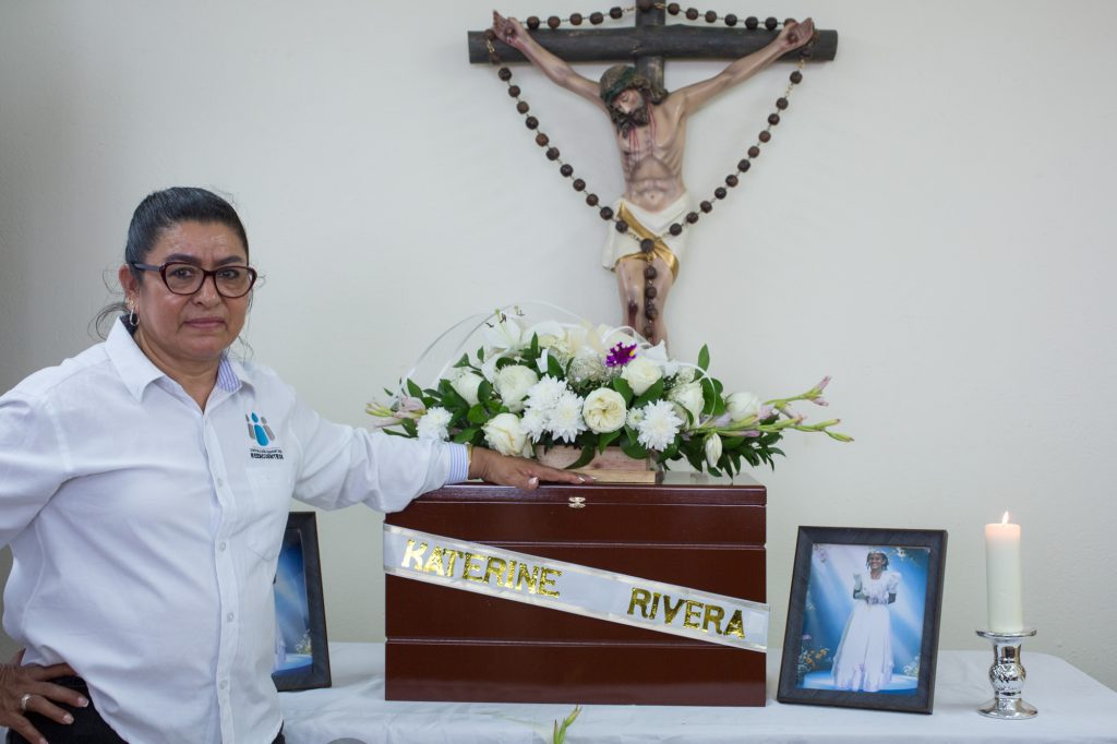 En el municipio de Anorí, en Antioquia, la Unidad de Búsqueda de Personas dadas por Desaparecidas (UBPD) entregó de manera digna el cuerpo de Katherine Rivera Londoño a sus seres queridos. Su búsqueda integró la información genética y el testimonio de sus parientes biológicos con los relatos aportados por su familia social y las investigaciones humanitarias de dos grupos de trabajo de la UBPD.