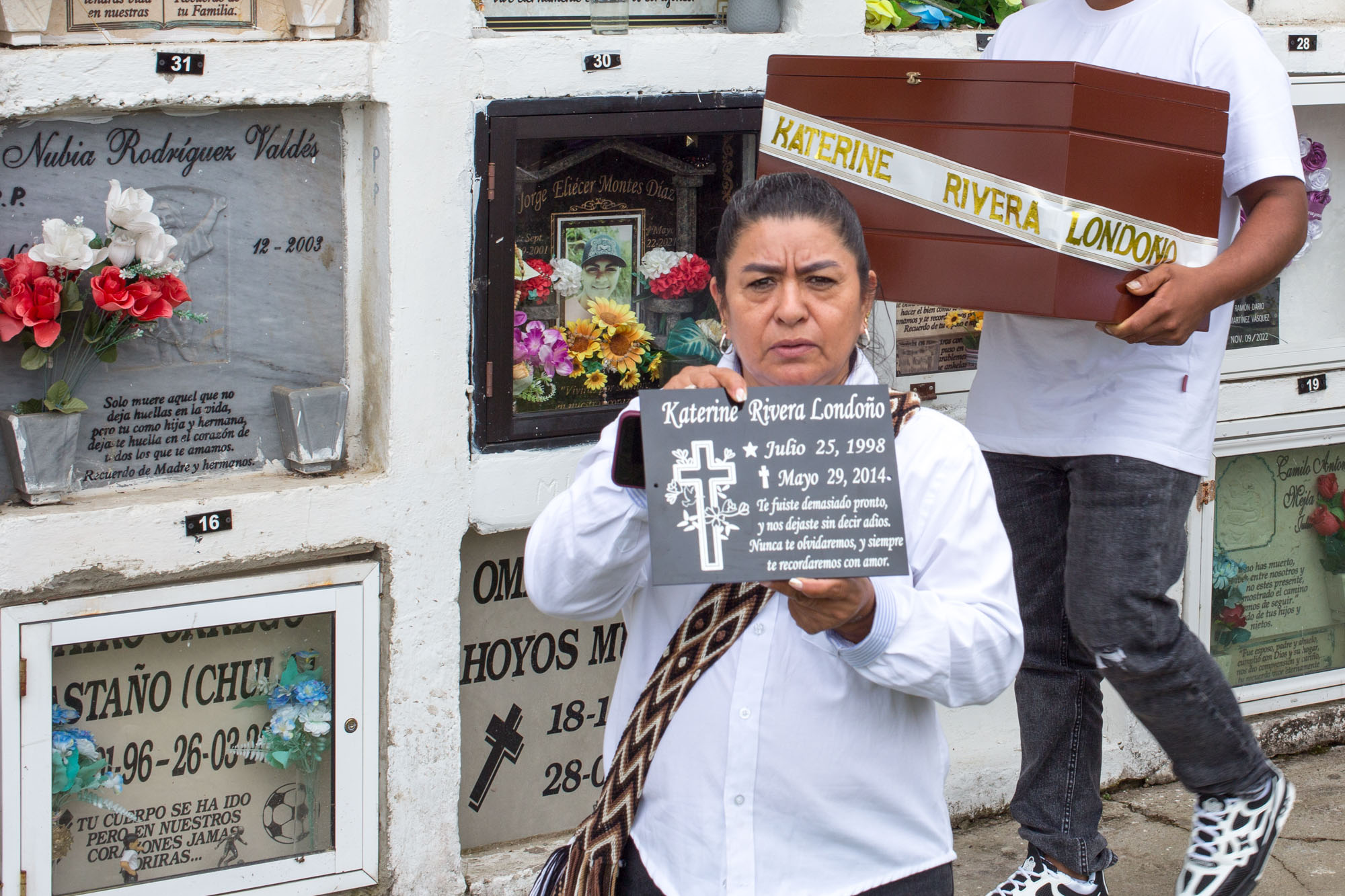 En el municipio de Anorí, en Antioquia, la Unidad de Búsqueda de Personas dadas por Desaparecidas (UBPD) entregó de manera digna el cuerpo de Katherine Rivera Londoño a sus seres queridos. Su búsqueda integró la información genética y el testimonio de sus parientes biológicos con los relatos aportados por su familia social y las investigaciones humanitarias de dos grupos de trabajo de la UBPD.