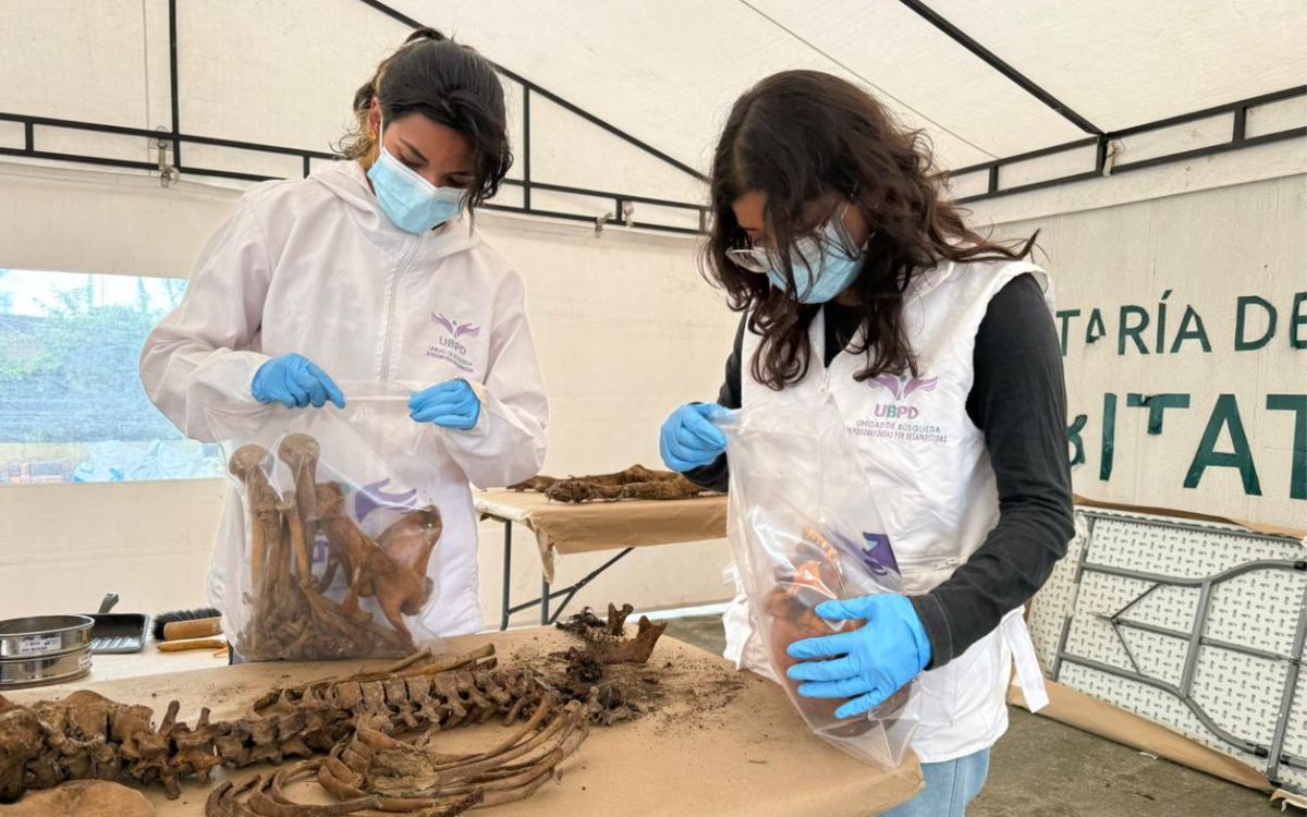 Desde el 20 de abril y hasta el 8 de mayo, la Unidad de Búsqueda de Personas dadas por Desaparecidas (UBPD) adelanta una nueva intervención forense en el Cementerio del Sur, en Bogotá, uno de los lugares más importantes para la búsqueda de personas desaparecidas en la ciudad y el país.