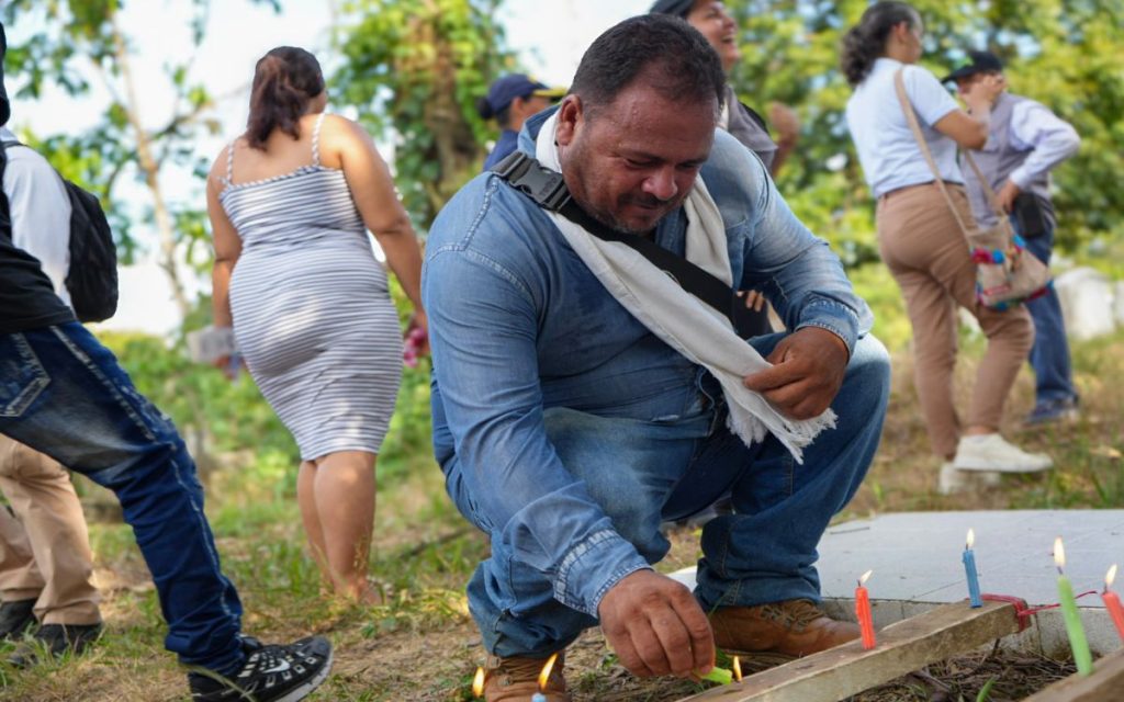 En el marco del Plan Regional de Búsqueda Caquetá Sur, la Unidad de Búsqueda de Personas dadas por Desaparecidas (UBPD), con el apoyo de firmantes del Acuerdo de Paz, adelantó durante dos semanas la primera fase de intervención humanitaria en el cementerio municipal de Valparaíso, en Caquetá. Esta acción permitió la recuperación de 15 cuerpos que podrían corresponder a personas dadas por desaparecidas, quienes tras fallecer en hechos asociados al conflicto armado fueron sepultadas como no identificadas en este camposanto.