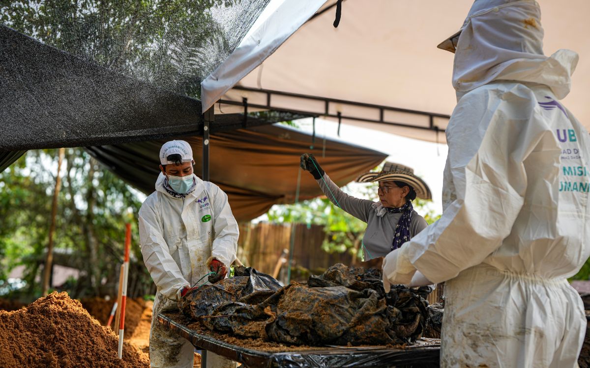 En el marco del Plan Regional de Búsqueda Caquetá Sur, la Unidad de Búsqueda de Personas dadas por Desaparecidas (UBPD), con el apoyo de firmantes del Acuerdo de Paz, adelantó durante dos semanas la primera fase de intervención humanitaria en el cementerio municipal de Valparaíso, en Caquetá. Esta acción permitió la recuperación de 15 cuerpos que podrían corresponder a personas dadas por desaparecidas, quienes tras fallecer en hechos asociados al conflicto armado fueron sepultadas como no identificadas en este camposanto.