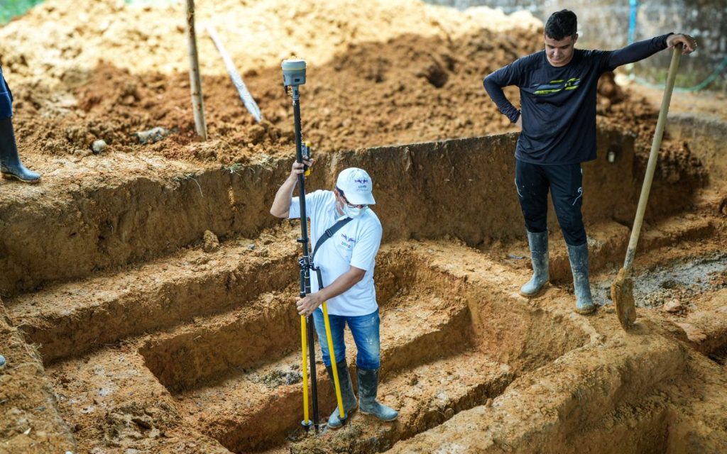 En el marco del Plan Regional de Búsqueda Caquetá Sur, la Unidad de Búsqueda de Personas dadas por Desaparecidas (UBPD), con el apoyo de firmantes del Acuerdo de Paz, adelantó durante dos semanas la primera fase de intervención humanitaria en el cementerio municipal de Valparaíso, en Caquetá. Esta acción permitió la recuperación de 15 cuerpos que podrían corresponder a personas dadas por desaparecidas, quienes tras fallecer en hechos asociados al conflicto armado fueron sepultadas como no identificadas en este camposanto.