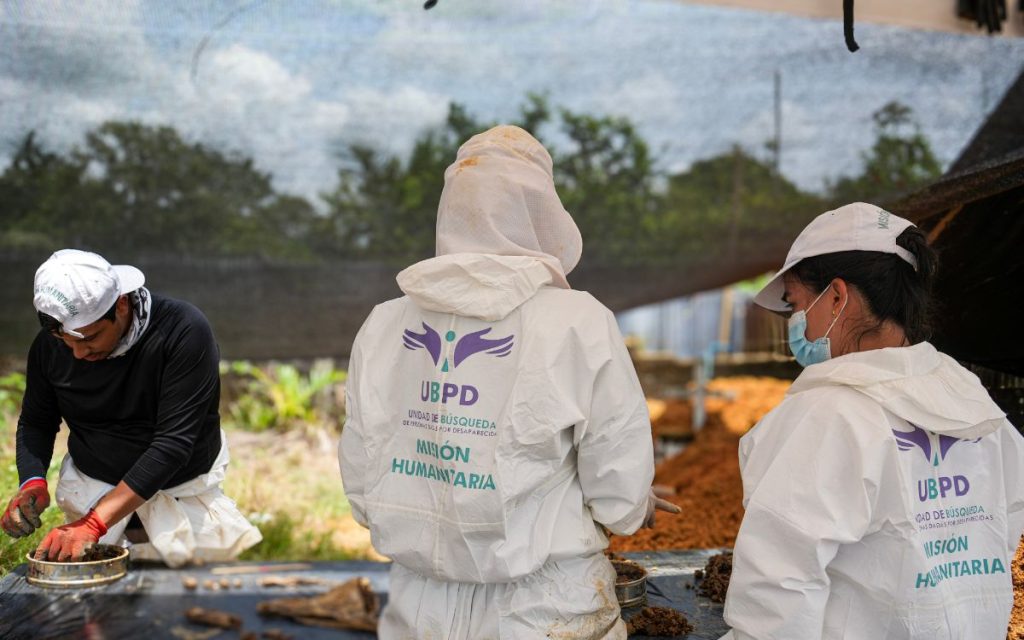 En el marco del Plan Regional de Búsqueda Caquetá Sur, la Unidad de Búsqueda de Personas dadas por Desaparecidas (UBPD), con el apoyo de firmantes del Acuerdo de Paz, adelantó durante dos semanas la primera fase de intervención humanitaria en el cementerio municipal de Valparaíso, en Caquetá. Esta acción permitió la recuperación de 15 cuerpos que podrían corresponder a personas dadas por desaparecidas, quienes tras fallecer en hechos asociados al conflicto armado fueron sepultadas como no identificadas en este camposanto.