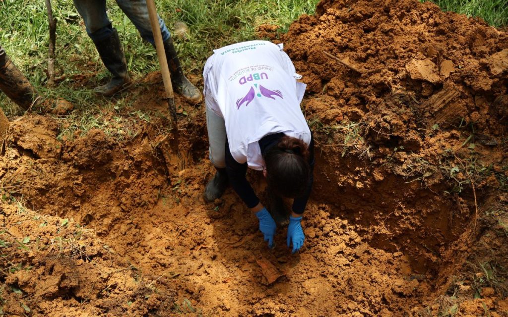 En el Chocó, la búsqueda de las personas desaparecidas suele abrirse paso entre su geografía agreste, la premura del tiempo y una población golpeada por el conflicto armado que ha tardado años en encontrar el momento para hablar. 