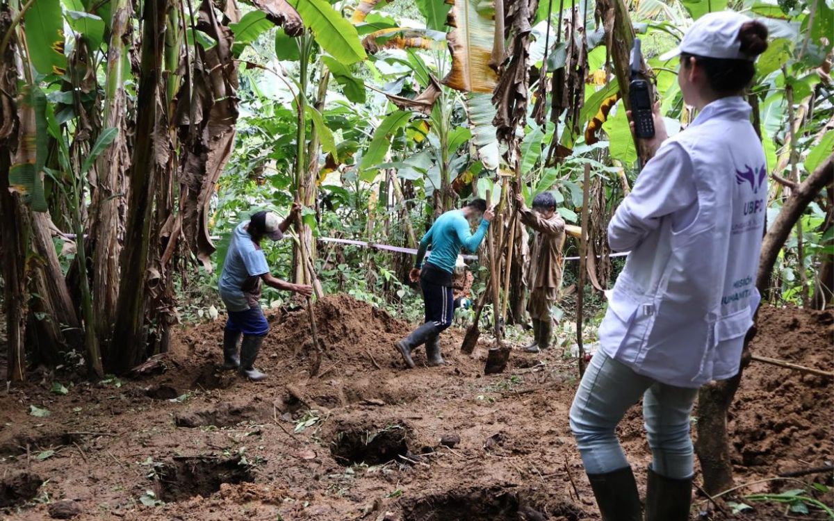 En el Chocó, la búsqueda de las personas desaparecidas suele abrirse paso entre su geografía agreste, la premura del tiempo y una población golpeada por el conflicto armado que ha tardado años en encontrar el momento para hablar. 