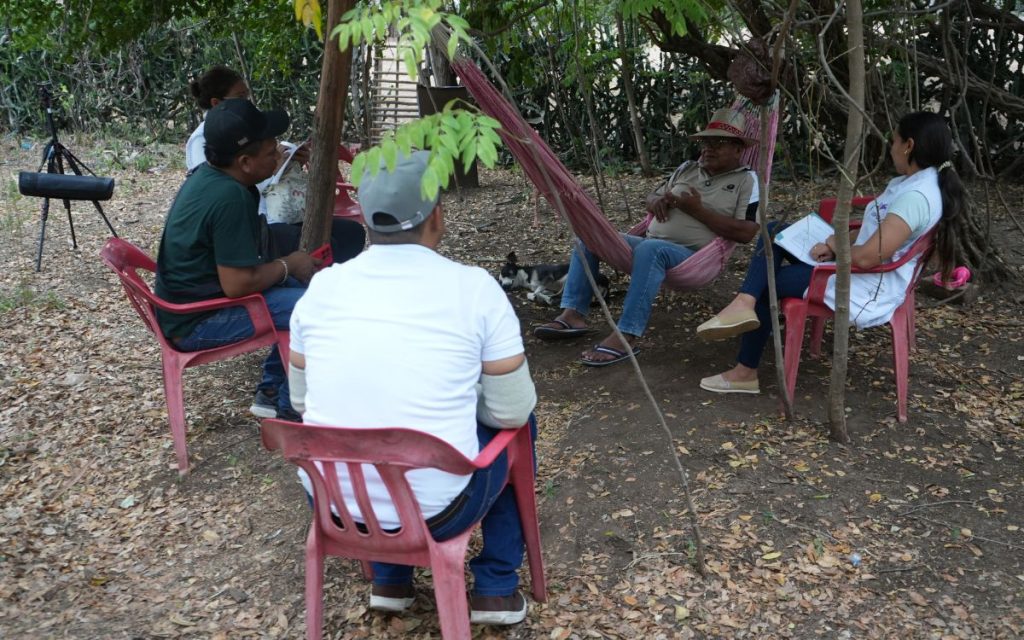 En el resguardo indígena de Mayabangloma, ubicado en el municipio guajiro de Fonseca, cuando los últimos rayo de luna se pierden en el inmenso arenal al comenzar cada mañana, sus habitantes escuchan las voces de los que les hacen falta entre murmullos del viento. Aquellos que el conflicto armado les arrebató sin tiempo de decir adiós.  