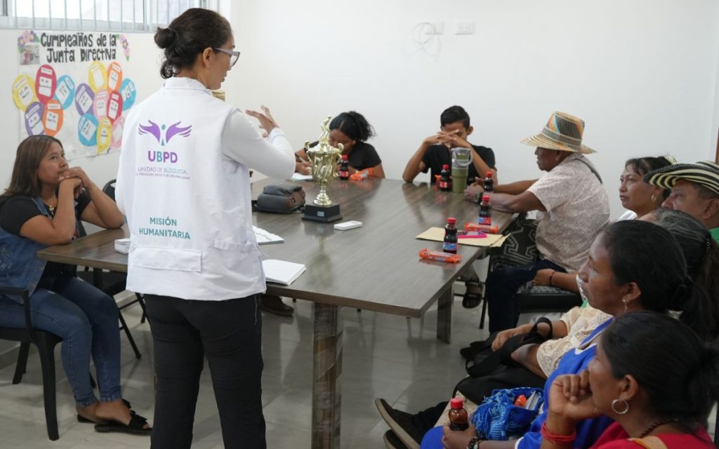 En el resguardo indígena de Mayabangloma, ubicado en el municipio guajiro de Fonseca, cuando los últimos rayo de luna se pierden en el inmenso arenal al comenzar cada mañana, sus habitantes escuchan las voces de los que les hacen falta entre murmullos del viento. Aquellos que el conflicto armado les arrebató sin tiempo de decir adiós.  