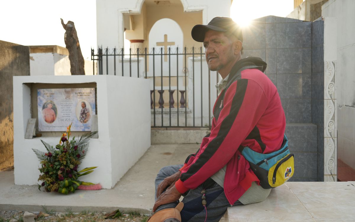 Juan es sepulturero y busca a su hermano desde el año 2004. En este camino se ha unido a la búsqueda de personas dadas por desaparecidas.