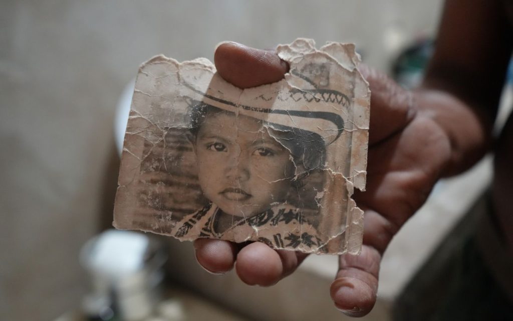 Juan es sepulturero y busca a su hermano desde el año 2004. En este camino se ha unido a la búsqueda de personas dadas por desaparecidas.