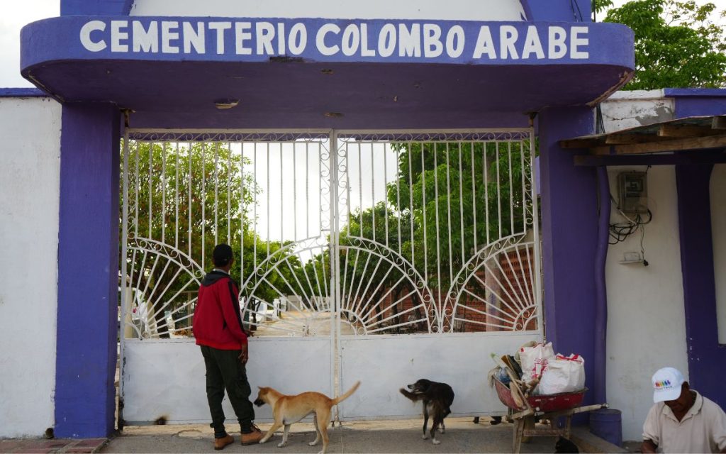 Juan es sepulturero y busca a su hermano desde el año 2004. En este camino se ha unido a la búsqueda de personas dadas por desaparecidas.