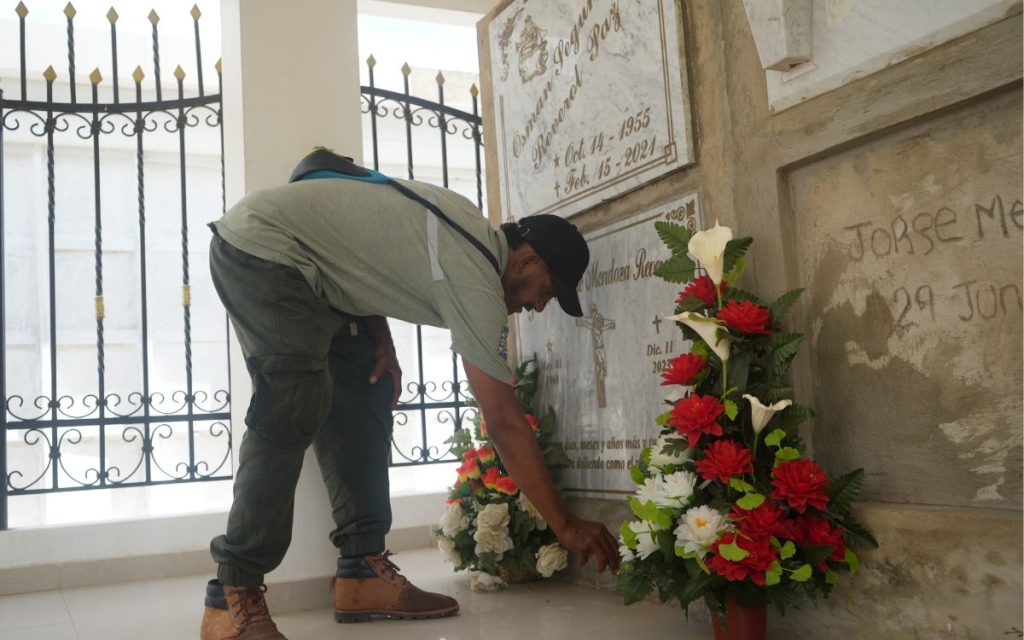 Juan es sepulturero y busca a su hermano desde el año 2004. En este camino se ha unido a la búsqueda de personas dadas por desaparecidas.