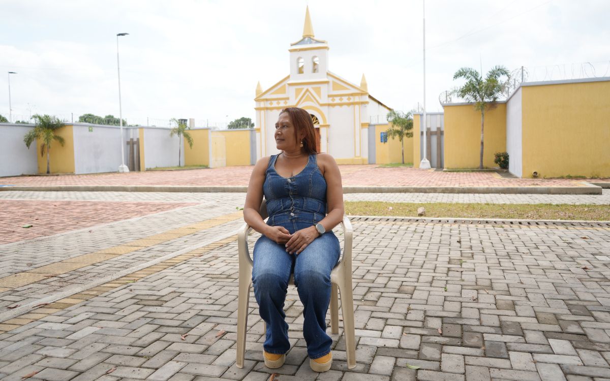 En los cementerios, el tiempo camina distinto. Allí el sol se retrasa y cae más despacio, el viento pierde fuerza y caminar es un ejercicio de equilibrio que debe hacerse con mucho cuidado, como si la tierra escuchara y exigiera prudencia. En medio de cruces agobiadas, lápidas gastadas y senderos ocupados por maleza, hay personas que cuidan cuerpos para que otros puedan descansar y para que quienes buscan alivio al dolor encuentren un lugar donde llorar sin miedo y con libertad.