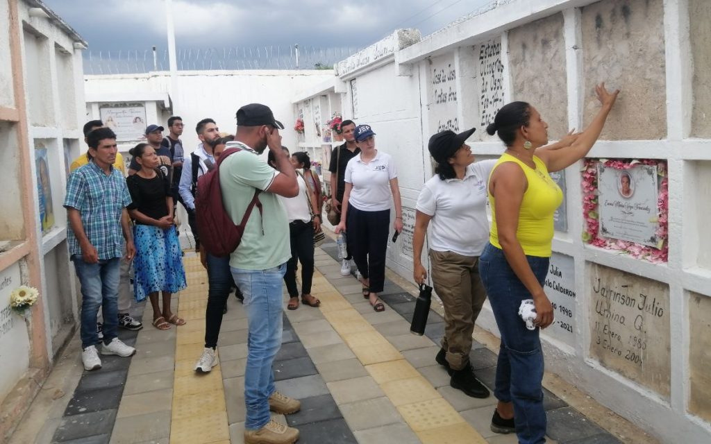 En los cementerios, el tiempo camina distinto. Allí el sol se retrasa y cae más despacio, el viento pierde fuerza y caminar es un ejercicio de equilibrio que debe hacerse con mucho cuidado, como si la tierra escuchara y exigiera prudencia. En medio de cruces agobiadas, lápidas gastadas y senderos ocupados por maleza, hay personas que cuidan cuerpos para que otros puedan descansar y para que quienes buscan alivio al dolor encuentren un lugar donde llorar sin miedo y con libertad.