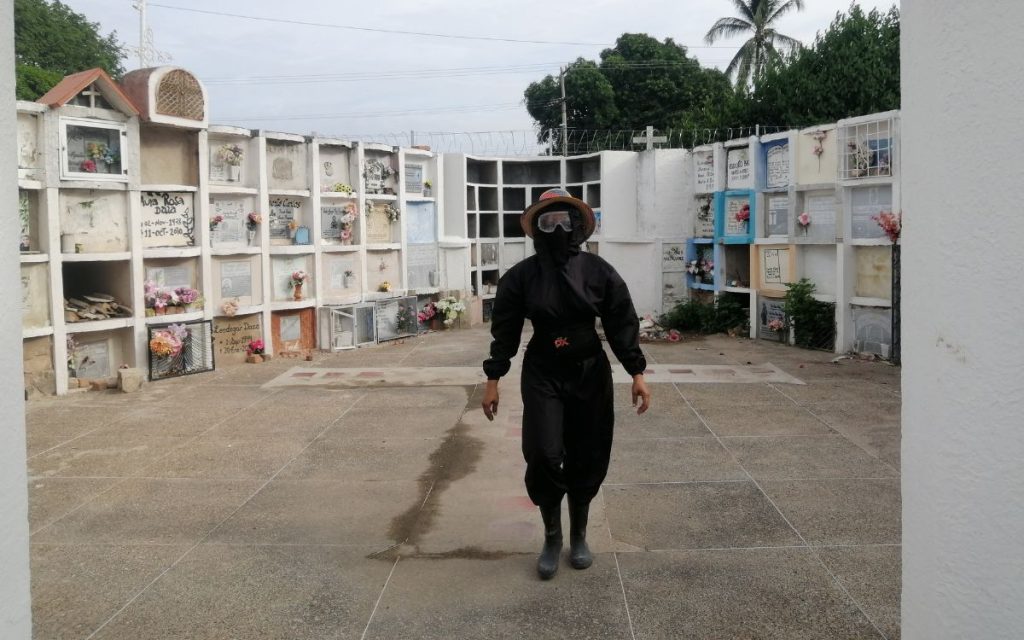 En los cementerios, el tiempo camina distinto. Allí el sol se retrasa y cae más despacio, el viento pierde fuerza y caminar es un ejercicio de equilibrio que debe hacerse con mucho cuidado, como si la tierra escuchara y exigiera prudencia. En medio de cruces agobiadas, lápidas gastadas y senderos ocupados por maleza, hay personas que cuidan cuerpos para que otros puedan descansar y para que quienes buscan alivio al dolor encuentren un lugar donde llorar sin miedo y con libertad.