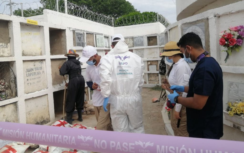 En los cementerios, el tiempo camina distinto. Allí el sol se retrasa y cae más despacio, el viento pierde fuerza y caminar es un ejercicio de equilibrio que debe hacerse con mucho cuidado, como si la tierra escuchara y exigiera prudencia. En medio de cruces agobiadas, lápidas gastadas y senderos ocupados por maleza, hay personas que cuidan cuerpos para que otros puedan descansar y para que quienes buscan alivio al dolor encuentren un lugar donde llorar sin miedo y con libertad.