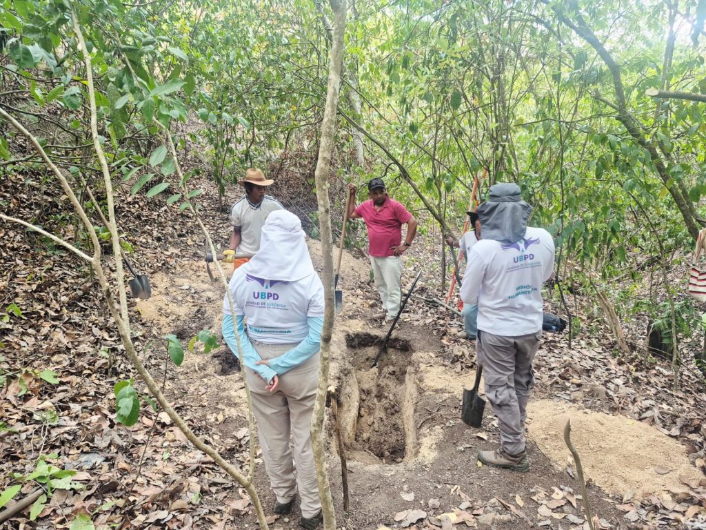En las faldas de la Sierra Nevada de Santa Marta, donde el verde de la vegetación abre paso a los caminos veredales y el tiempo parece congelarse, el silencio ha guardado durante años historias que necesitan ser contadas. Allí, en un campo abierto del sector conocido como Sabana Grande, zona rural de San Juan del Cesar, en La Guajira, un equipo de la Unidad de Búsqueda de Personas dadas por Desaparecidas (UBPD) entró para extraer un cuerpo de las entrañas de la tierra. Hasta ahí los llevó la memoria de una familia. No tenían certeza, solo relatos fragmentados y el recuerdo persistente de alguien que el paso de los años no logró extinguir. 