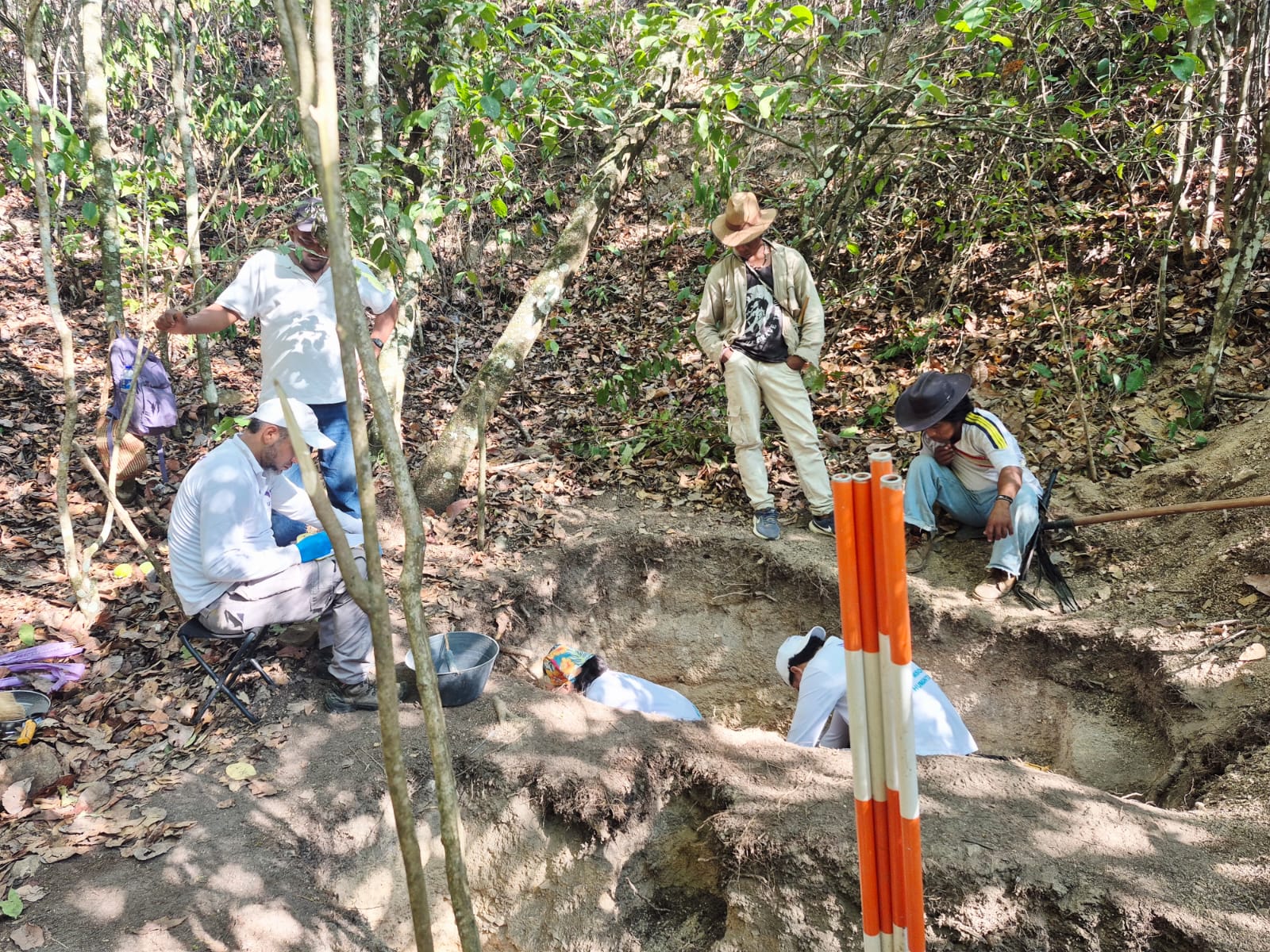 En las faldas de la Sierra Nevada de Santa Marta, donde el verde de la vegetación abre paso a los caminos veredales y el tiempo parece congelarse, el silencio ha guardado durante años historias que necesitan ser contadas. Allí, en un campo abierto del sector conocido como Sabana Grande, zona rural de San Juan del Cesar, en La Guajira, un equipo de la Unidad de Búsqueda de Personas dadas por Desaparecidas (UBPD) entró para extraer un cuerpo de las entrañas de la tierra. Hasta ahí los llevó la memoria de una familia. No tenían certeza, solo relatos fragmentados y el recuerdo persistente de alguien que el paso de los años no logró extinguir. 