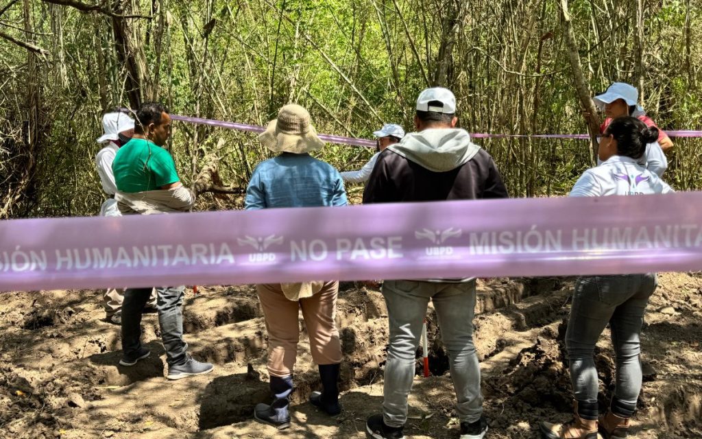 En las profundidades rurales del municipio de Pivijay, en el Magdalena, el barro no solo se adhiere a las botas de quienes buscan, se siente como un peso en el alma que recuerda el tiempo transcurrido desde aquel julio de 2001. Allí, donde la geografía ha mutado de una selva de árboles majestuosos a un bosque denso y suelos pedregosos que guardan silencios de más de dos décadas, la Unidad de Búsqueda de Personas dadas por Desaparecidas (UBPD) regresó para intentar devolverle la paz a cuatro familias. 