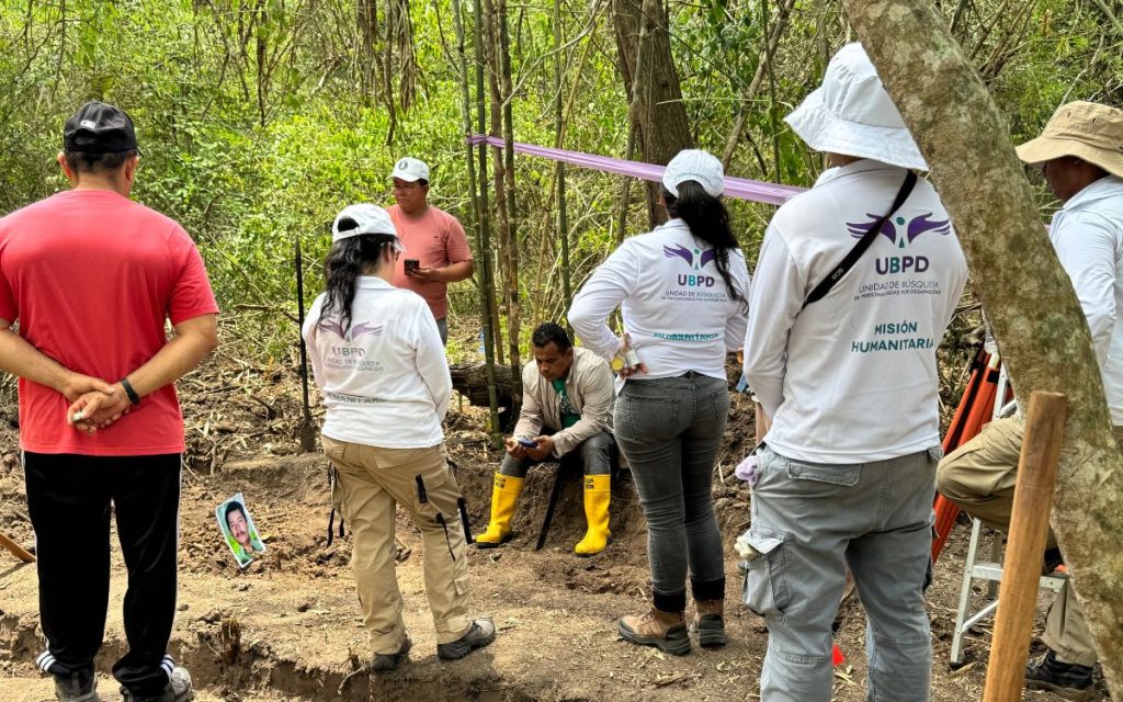En las profundidades rurales del municipio de Pivijay, en el Magdalena, el barro no solo se adhiere a las botas de quienes buscan, se siente como un peso en el alma que recuerda el tiempo transcurrido desde aquel julio de 2001. Allí, donde la geografía ha mutado de una selva de árboles majestuosos a un bosque denso y suelos pedregosos que guardan silencios de más de dos décadas, la Unidad de Búsqueda de Personas dadas por Desaparecidas (UBPD) regresó para intentar devolverle la paz a cuatro familias. 