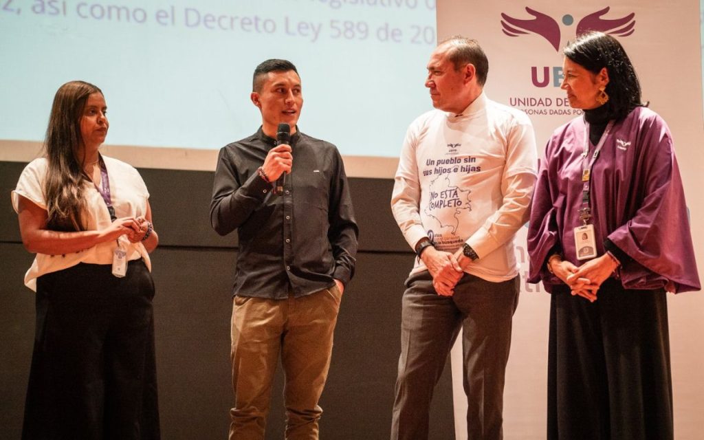 En desarrollo del evento de conmemoración de los nueve años de la Unidad de Búsqueda de Personas dadas por Desaparecidas (UBPD), la directora de la entidad, Luz Janeth Forero Martínez, y el ministro del Trabajo, Antonio Sanguino, suscribieron una declaración de intención hacia un acuerdo de formalización laboral para personas que actualmente se encuentran vinculadas a la UBPD bajo la modalidad de prestación de servicios.