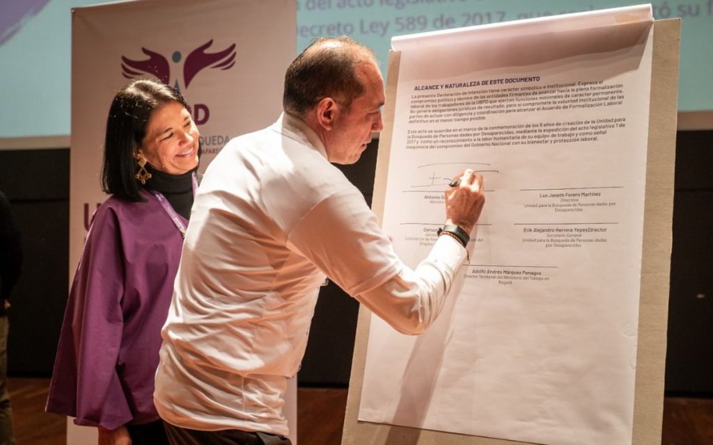 En desarrollo del evento de conmemoración de los nueve años de la Unidad de Búsqueda de Personas dadas por Desaparecidas (UBPD), la directora de la entidad, Luz Janeth Forero Martínez, y el ministro del Trabajo, Antonio Sanguino, suscribieron una declaración de intención hacia un acuerdo de formalización laboral para personas que actualmente se encuentran vinculadas a la UBPD bajo la modalidad de prestación de servicios.