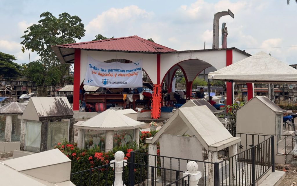 La Unidad de Búsqueda de Personas dadas por Desaparecidas (UBPD) culminó la tercera fase de intervención en el cementerio Jardines de Paz, en el municipio de Puerto Asís (Putumayo), enfocada en la recuperación de cuerpos ubicados en el muro perimetral de este camposanto que se encuentra en riesgo de colapso debido a la emergencia climática ocurrida en 2023.