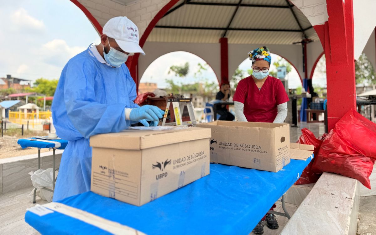 La Unidad de Búsqueda de Personas dadas por Desaparecidas (UBPD) culminó la tercera fase de intervención en el cementerio Jardines de Paz, en el municipio de Puerto Asís (Putumayo), enfocada en la recuperación de cuerpos ubicados en el muro perimetral de este camposanto que se encuentra en riesgo de colapso debido a la emergencia climática ocurrida en 2023.