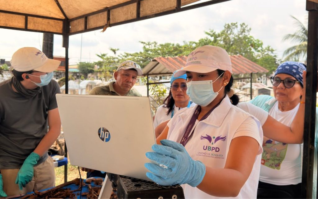 La Unidad de Búsqueda de Personas dadas por Desaparecidas (UBPD) culminó la tercera fase de intervención en el cementerio Jardines de Paz, en el municipio de Puerto Asís (Putumayo), enfocada en la recuperación de cuerpos ubicados en el muro perimetral de este camposanto que se encuentra en riesgo de colapso debido a la emergencia climática ocurrida en 2023.