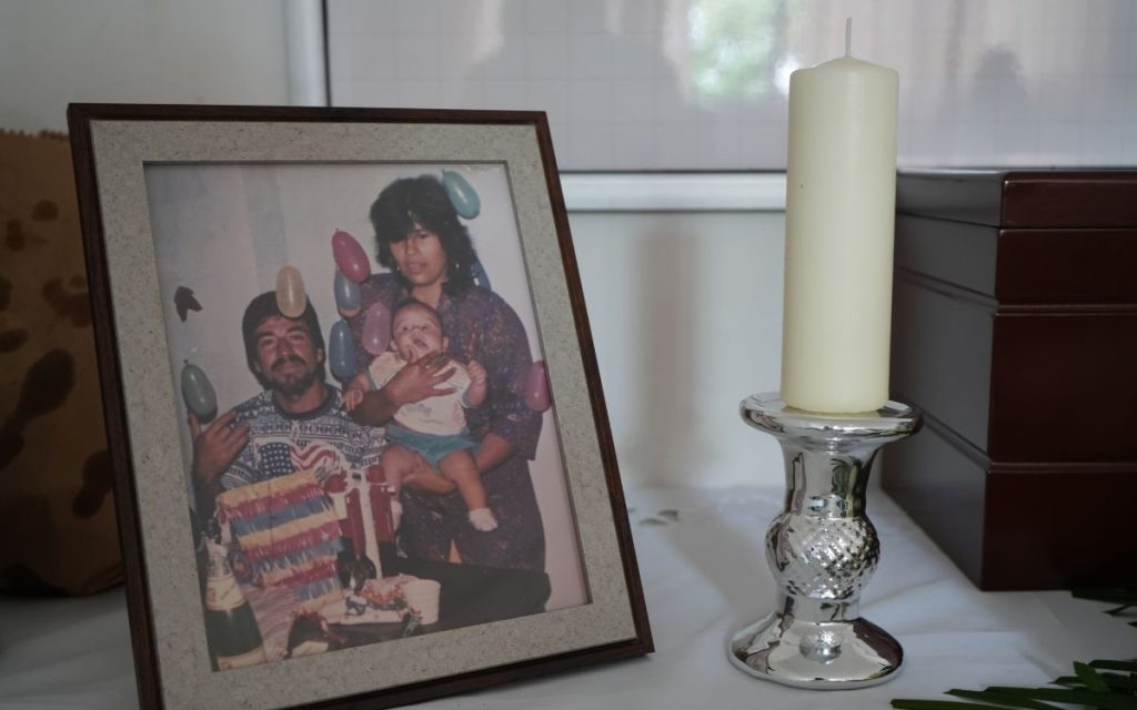 A pesar de los más de 600 Kilómetros de distancia y tres días de viaje por tierra desde el Guaviare hasta el Quindío, Andrés Ospina Andrade y su madre Olga llegaron puntuales, en vísperas de Semana Santa a la parroquia San José de Calarcá para encontrarse con Arcesio, el padre de Andrés. Si bien el empeño de encontrar a su ser querido había enviado a ambos hacia distintas rutas por todo Colombia, solo hasta el 17 de noviembre de 2020 su búsqueda comenzó a tener resultados más concretos cuando hicieron la solicitud de búsqueda ante la Unidad de Búsqueda de Personas dadas por Desaparecidas (UBPD). 