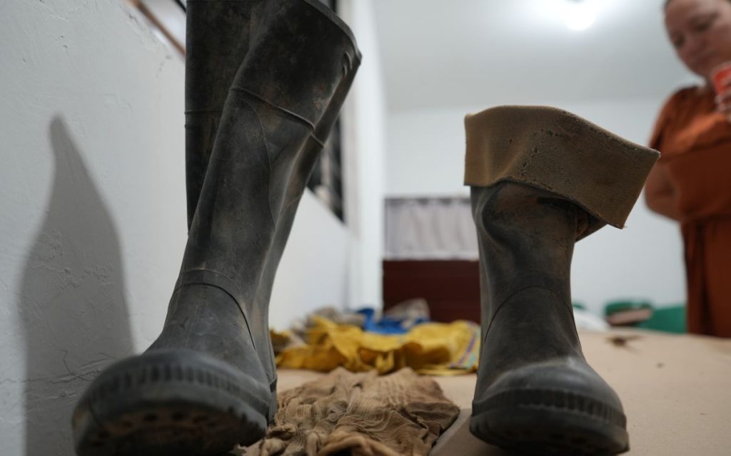 A pesar de los más de 600 Kilómetros de distancia y tres días de viaje por tierra desde el Guaviare hasta el Quindío, Andrés Ospina Andrade y su madre Olga llegaron puntuales, en vísperas de Semana Santa a la parroquia San José de Calarcá para encontrarse con Arcesio, el padre de Andrés. Si bien el empeño de encontrar a su ser querido había enviado a ambos hacia distintas rutas por todo Colombia, solo hasta el 17 de noviembre de 2020 su búsqueda comenzó a tener resultados más concretos cuando hicieron la solicitud de búsqueda ante la Unidad de Búsqueda de Personas dadas por Desaparecidas (UBPD). 