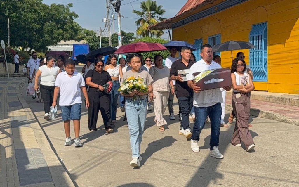 La prolongada espera de casi tres décadas por el regreso de Robison Antonio Mendoza Tovar transformó el dolor en unión familiar. 20 de sus parientes, entre su esposa Nidian, sus cuatro hijos –un hombre y tres mujeres–, sus hermanos, los sobrinos y los nietos, coparon el salón parroquial de su natal Chalán, en Sucre, donde recibieron su cuerpo en un pequeño cofre de madera.