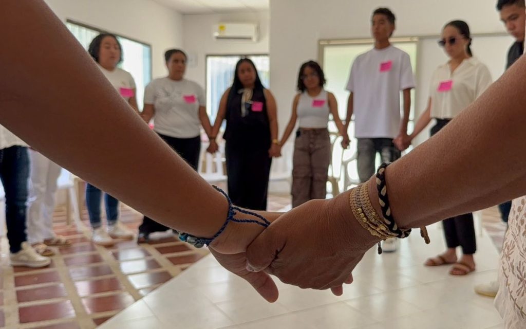 La prolongada espera de casi tres décadas por el regreso de Robison Antonio Mendoza Tovar transformó el dolor en unión familiar. 20 de sus parientes, entre su esposa Nidian, sus cuatro hijos –un hombre y tres mujeres–, sus hermanos, los sobrinos y los nietos, coparon el salón parroquial de su natal Chalán, en Sucre, donde recibieron su cuerpo en un pequeño cofre de madera.