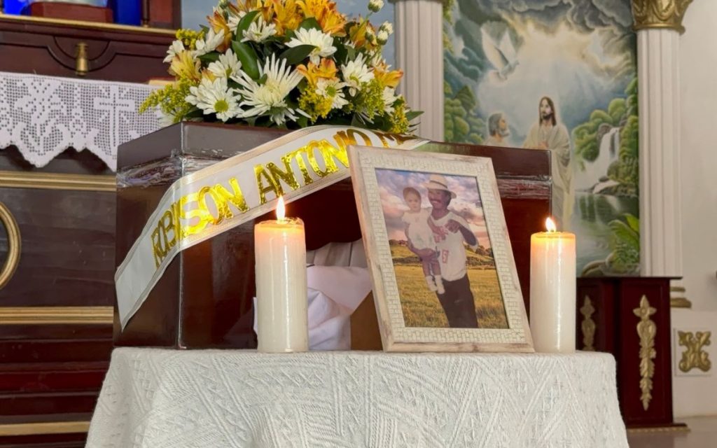 La prolongada espera de casi tres décadas por el regreso de Robison Antonio Mendoza Tovar transformó el dolor en unión familiar. 20 de sus parientes, entre su esposa Nidian, sus cuatro hijos –un hombre y tres mujeres–, sus hermanos, los sobrinos y los nietos, coparon el salón parroquial de su natal Chalán, en Sucre, donde recibieron su cuerpo en un pequeño cofre de madera.