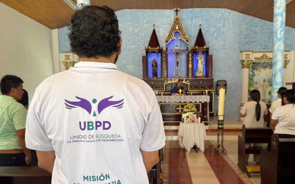 La prolongada espera de casi tres décadas por el regreso de Robison Antonio Mendoza Tovar transformó el dolor en unión familiar. 20 de sus parientes, entre su esposa Nidian, sus cuatro hijos –un hombre y tres mujeres–, sus hermanos, los sobrinos y los nietos, coparon el salón parroquial de su natal Chalán, en Sucre, donde recibieron su cuerpo en un pequeño cofre de madera.