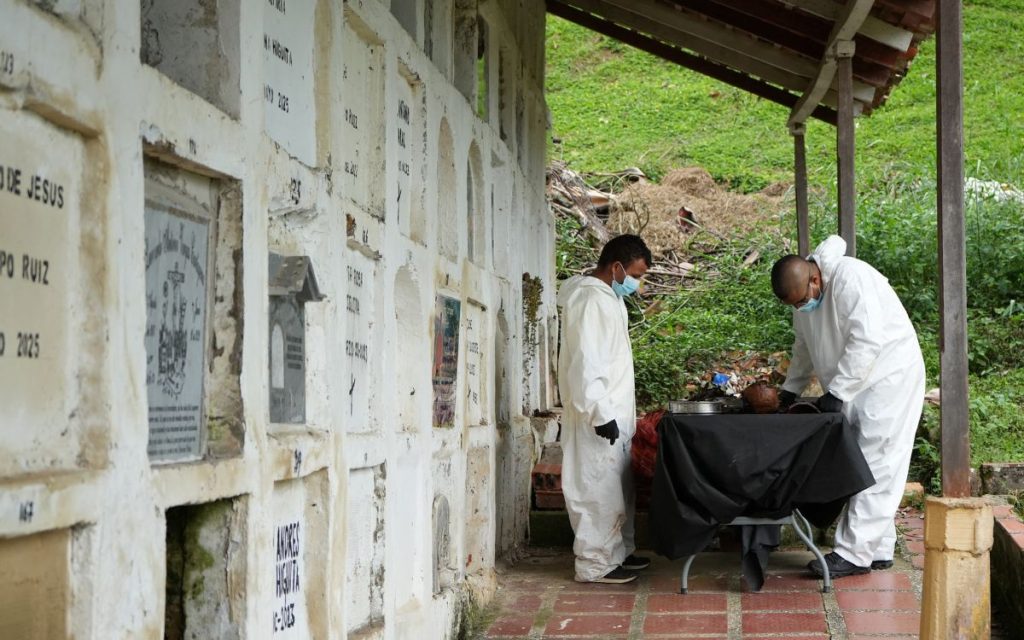 En el Suroeste de Antioquia, la Unidad de Búsqueda de Personas dadas por Desaparecidas (UBPD) fortalece sus acciones humanitarias y extrajudiciales con la intervención forense de los cementerios de los municipios de Betulia y Montebello y la recepción de solicitudes de búsqueda y toma de muestras de ADN a familias buscadoras en la subregión cafetera de Antioquia.