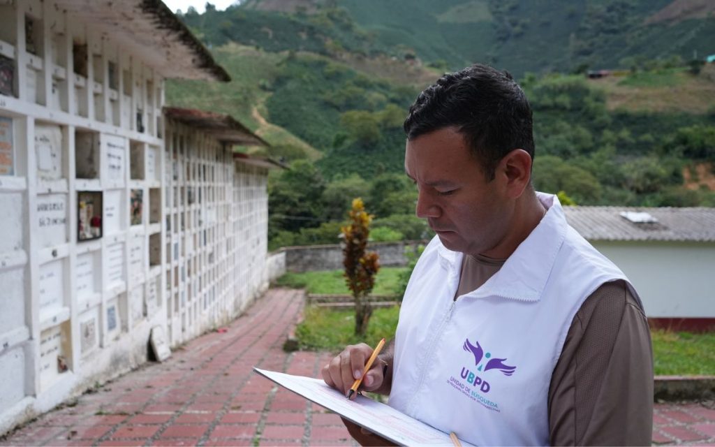 En el Suroeste de Antioquia, la Unidad de Búsqueda de Personas dadas por Desaparecidas (UBPD) fortalece sus acciones humanitarias y extrajudiciales con la intervención forense de los cementerios de los municipios de Betulia y Montebello y la recepción de solicitudes de búsqueda y toma de muestras de ADN a familias buscadoras en la subregión cafetera de Antioquia.