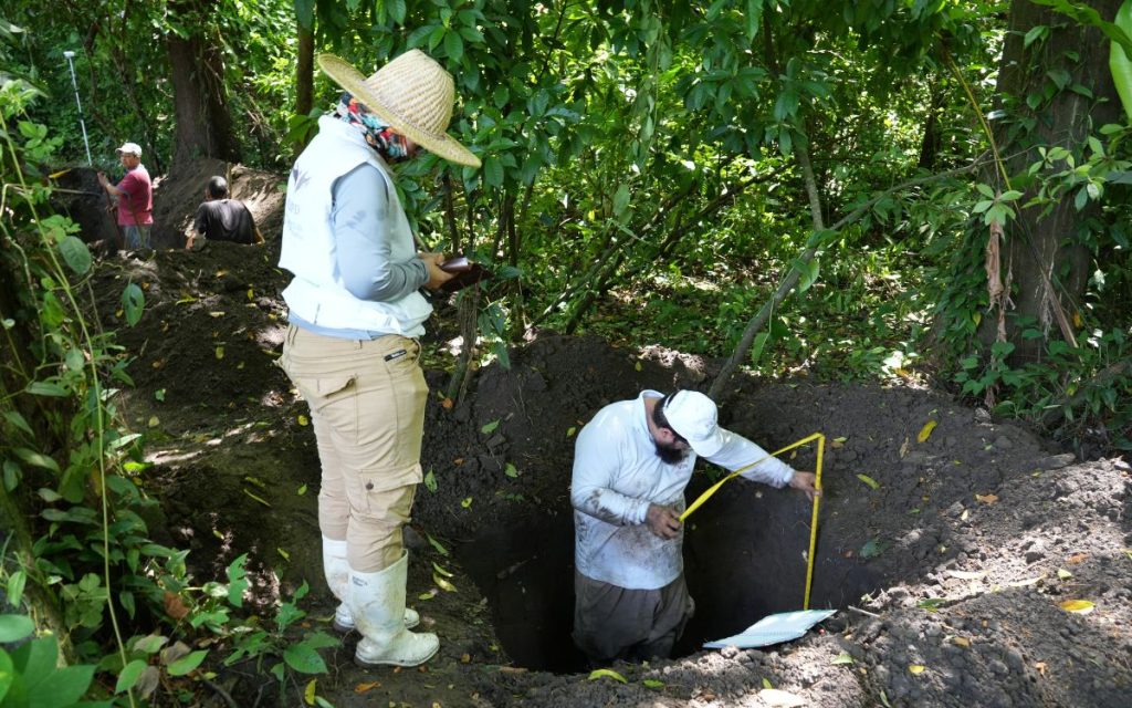 La Unidad de Búsqueda de Personas Dadas por Desaparecidas (UBPD) recuperó tres cuerpos en el cementerio de Betania del corregimiento La Sierra, en el municipio antioqueño de Puerto Nare, y adelantó labores de prospección forense en un sitio a campo abierto en zona rural del municipio boyacense de Puerto Boyacá. Estas acciones corresponden a hechos de violencia ocurridos entre las décadas de 1980 y 2000, en los que varias víctimas habrían sido recuperadas del río Magdalena o trasladadas desde municipios como Puerto Triunfo para su disposición e inhumación en estos territorios.