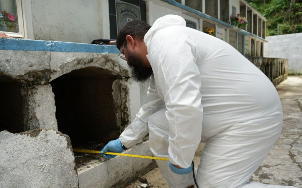 La Unidad de Búsqueda de Personas Dadas por Desaparecidas (UBPD) recuperó tres cuerpos en el cementerio de Betania del corregimiento La Sierra, en el municipio antioqueño de Puerto Nare, y adelantó labores de prospección forense en un sitio a campo abierto en zona rural del municipio boyacense de Puerto Boyacá. Estas acciones corresponden a hechos de violencia ocurridos entre las décadas de 1980 y 2000, en los que varias víctimas habrían sido recuperadas del río Magdalena o trasladadas desde municipios como Puerto Triunfo para su disposición e inhumación en estos territorios.
