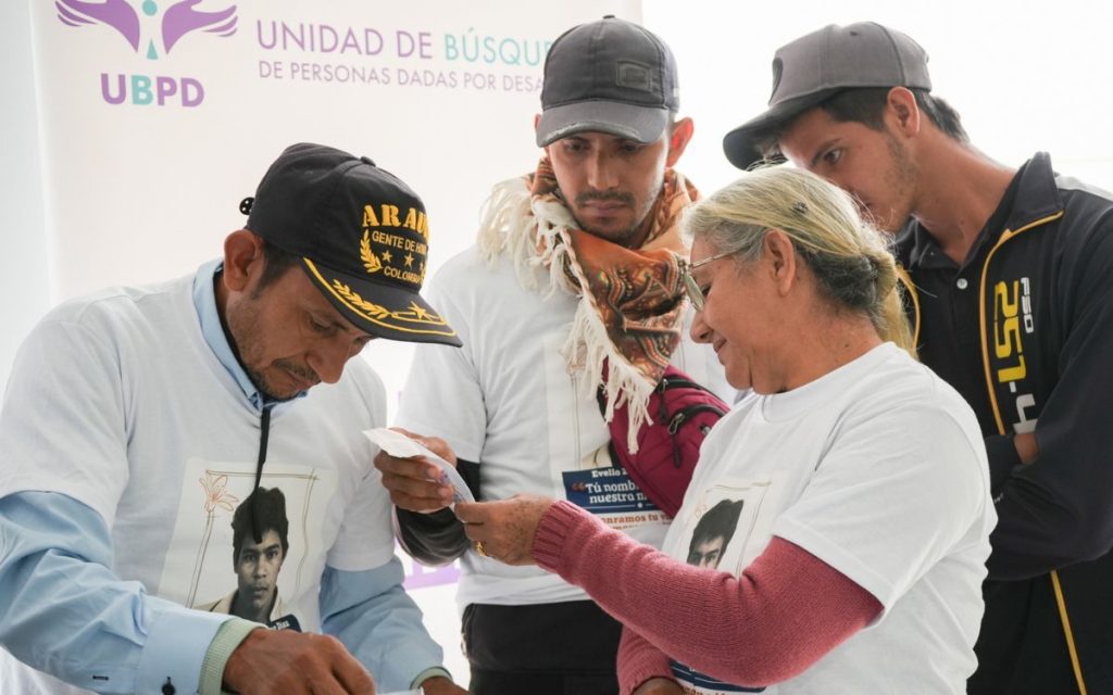 Carmen, la mayor de 11 hermanos, es la única que recuerda la lluvia y la quebrada, cada vez más crecida, del día en que nació Evelio. Cierra los ojos, abraza la fotografía de su hermano y recuerda a su madre embarazada en La Cristalina, en las montañas de Arauca. 