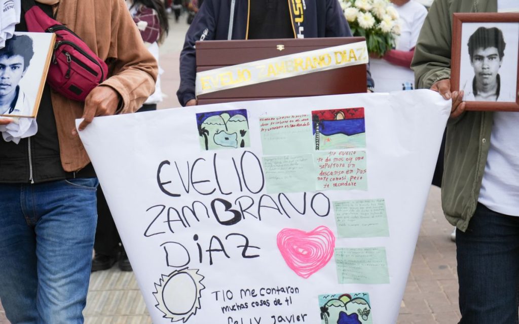 Carmen, la mayor de 11 hermanos, es la única que recuerda la lluvia y la quebrada, cada vez más crecida, del día en que nació Evelio. Cierra los ojos, abraza la fotografía de su hermano y recuerda a su madre embarazada en La Cristalina, en las montañas de Arauca. 